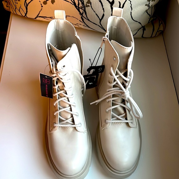 NWT No Boundaries winter white/ivory lug sole boots tie front and zipper sides - Picture 2 of 7